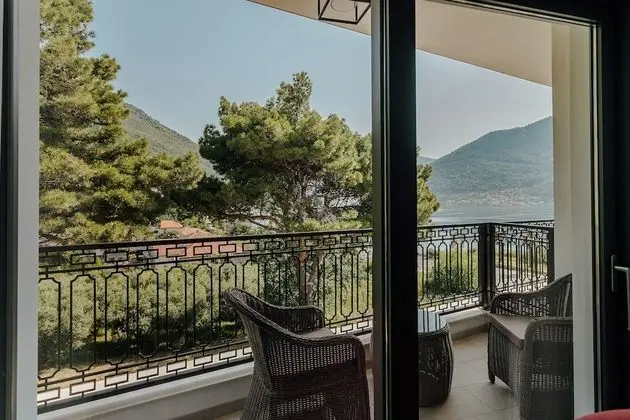 Junior Süit, Balkon, Kısmi Deniz Manzaralı