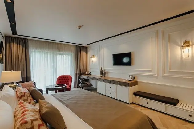 Junior Süit, Balkon, Kısmi Deniz Manzaralı