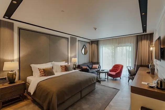 Junior Süit, Balkon, Kısmi Deniz Manzaralı