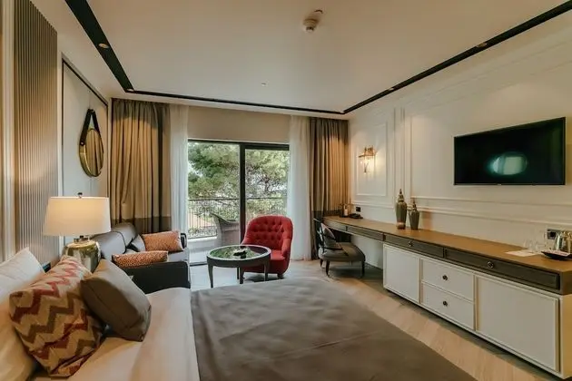 Junior Süit, Balkon, Kısmi Deniz Manzaralı