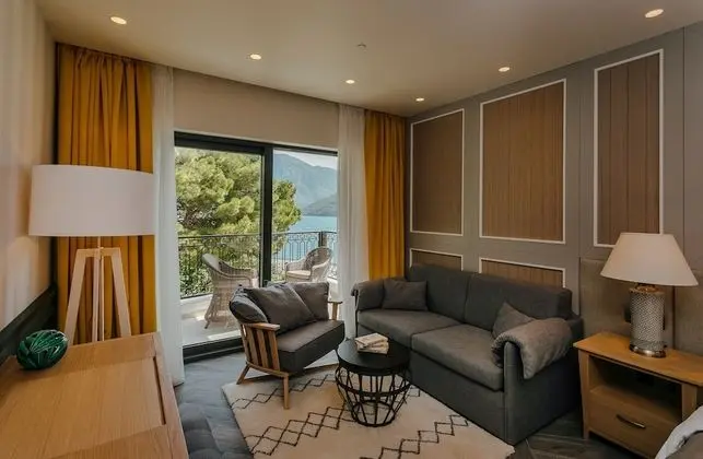 Junior Süit, Balkon, Kısmi Deniz Manzaralı