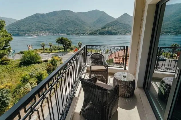 Junior Süit, Balkon, Kısmi Deniz Manzaralı