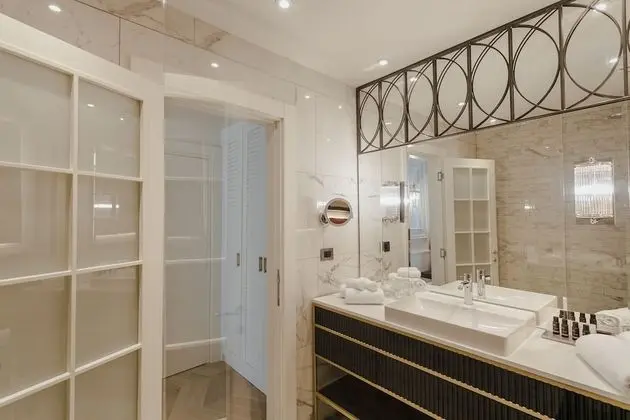Junior Süit, Balkon, Kısmi Deniz Manzaralı