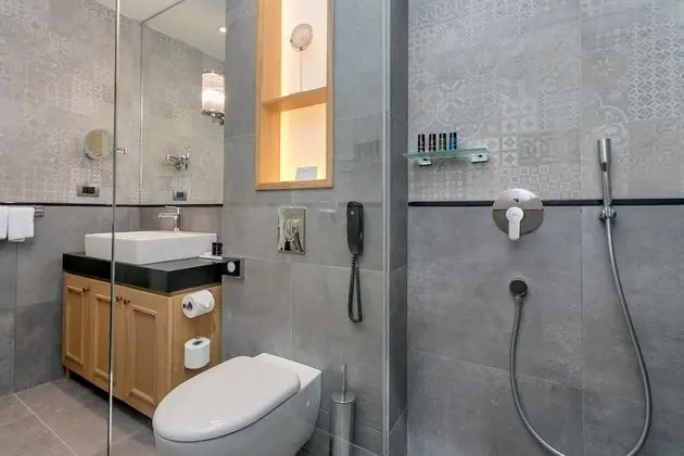 Junior Süit, Balkon, Kısmi Deniz Manzaralı