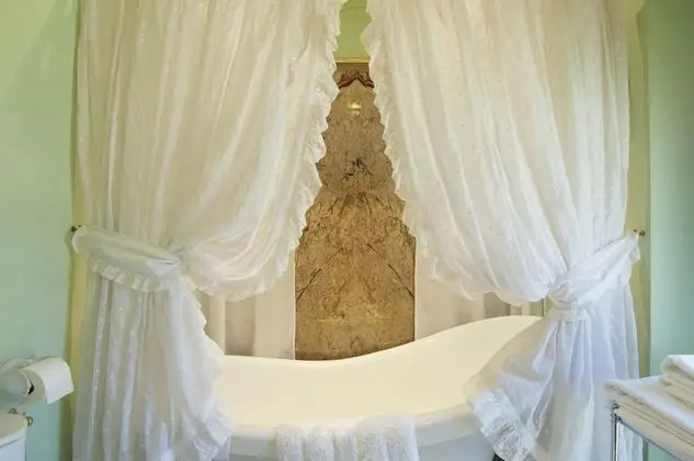 Traditional Tek Büyük Yataklı Oda