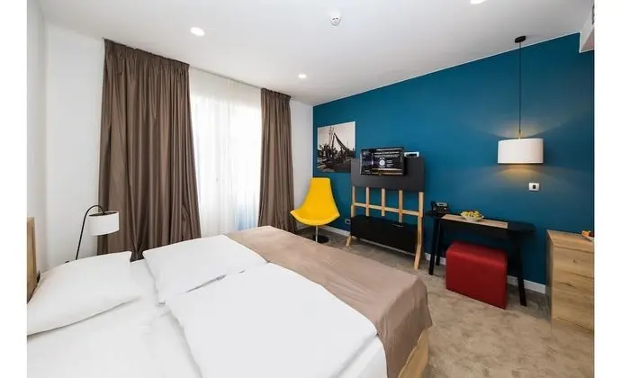 Superior Tek Büyük veya İki Ayrı Yataklı Oda, Balkon (Side Sea View)