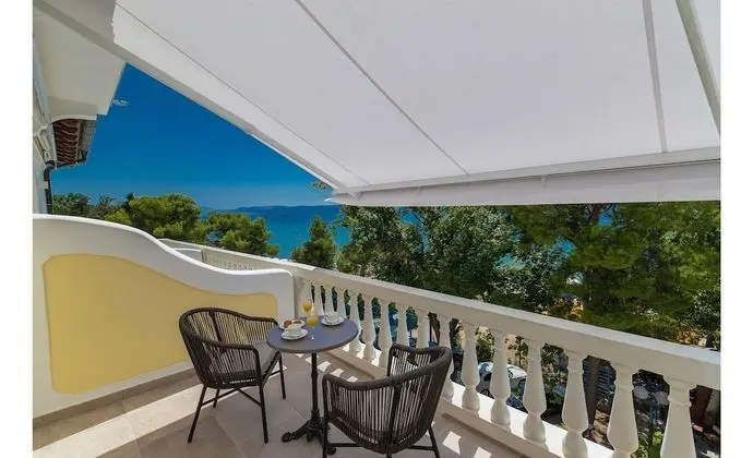 Superior Tek Büyük veya İki Ayrı Yataklı Oda, Balkon (Side Sea View)