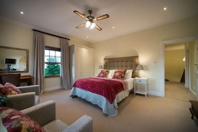 Deluxe Manor House Suites