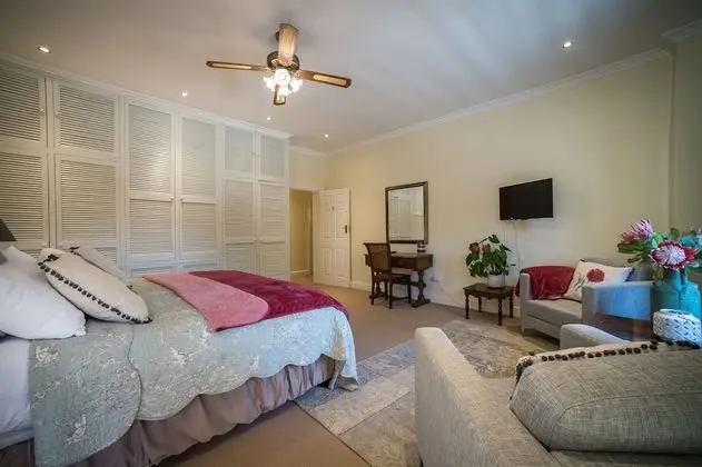 Deluxe Manor House Suites