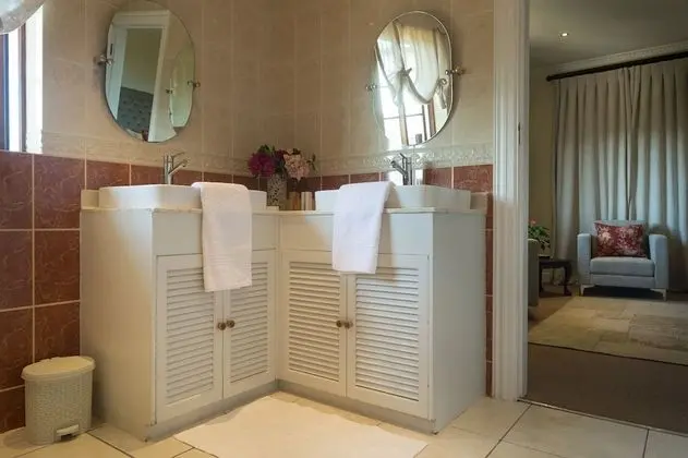Deluxe Manor House Suites