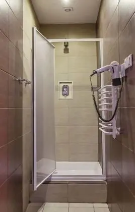 Tek Büyük Yataklı Oda, Ortak Banyo