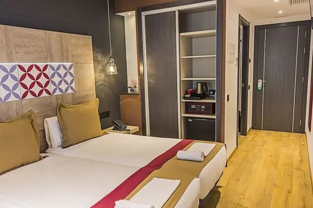 Tek Büyük veya İki Ayrı Yataklı Oda, Balkon