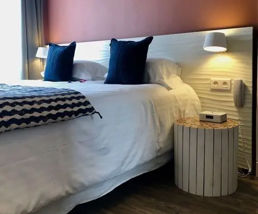 Tek Büyük Yataklı Oda, Balkon, Kısmi Deniz Manzaralı