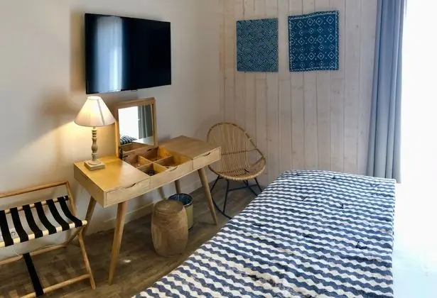 Tek Büyük Yataklı Oda, Balkon, Kısmi Deniz Manzaralı