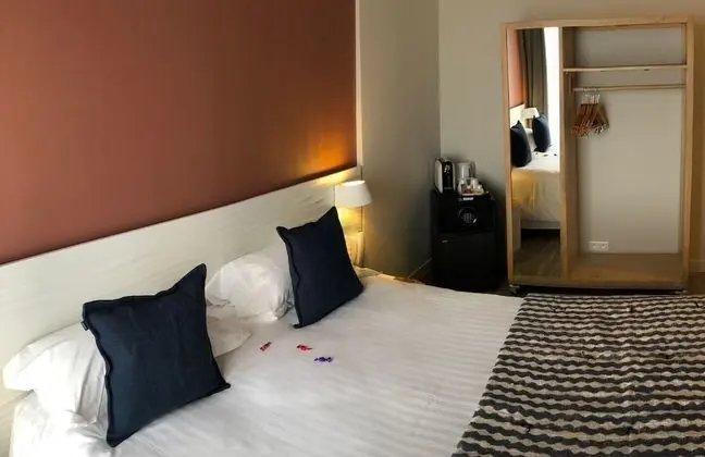Tek Büyük Yataklı Oda, Balkon, Kısmi Deniz Manzaralı