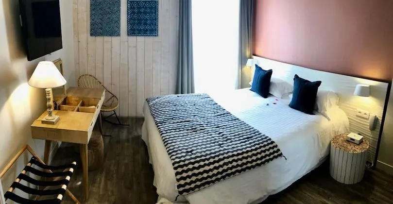 Tek Büyük Yataklı Oda, Balkon, Kısmi Deniz Manzaralı