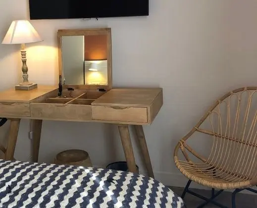 Tek Büyük Yataklı Oda, Balkon, Kısmi Deniz Manzaralı