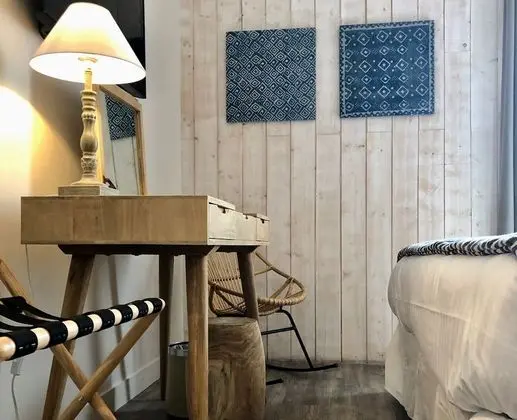 Tek Büyük Yataklı Oda, Balkon, Kısmi Deniz Manzaralı