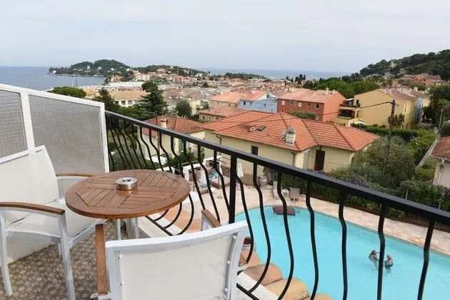 Tek Büyük Yataklı Oda, Balkon, Kısmi Deniz Manzaralı