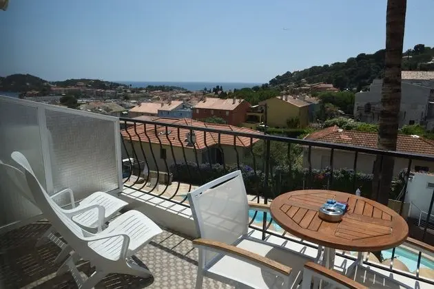 Tek Büyük Yataklı Oda, Balkon, Kısmi Deniz Manzaralı