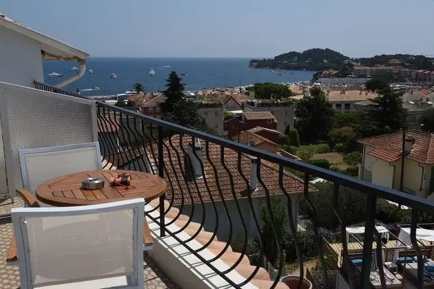 Tek Büyük Yataklı Oda, Balkon, Kısmi Deniz Manzaralı