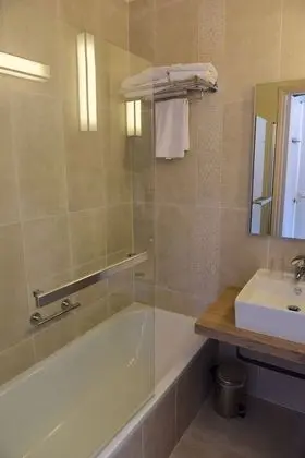 Tek Büyük Yataklı Oda, Balkon, Kısmi Deniz Manzaralı