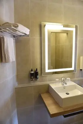 Tek Büyük Yataklı Oda, Balkon, Kısmi Deniz Manzaralı
