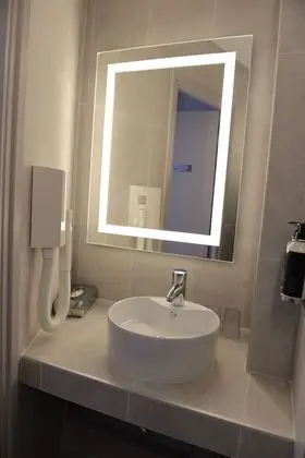 Tek Büyük Yataklı Oda, Balkon, Kısmi Deniz Manzaralı