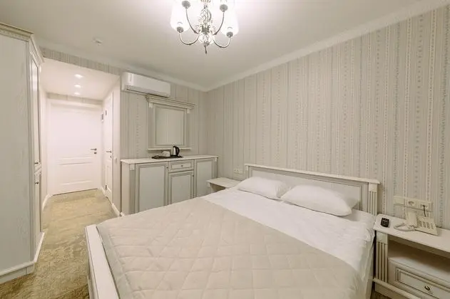 Comfort Tek Büyük Yataklı Oda (semi-basement floor)