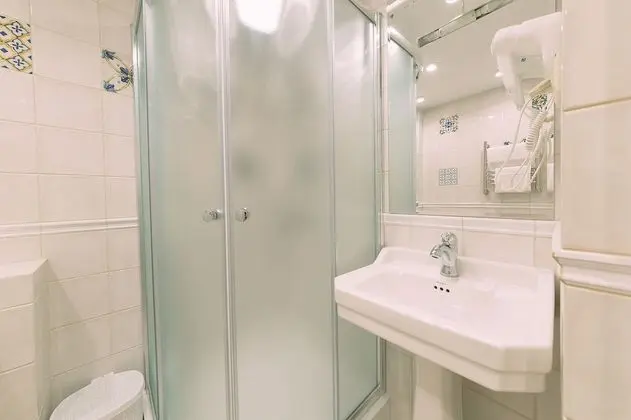 Comfort Tek Büyük Yataklı Oda (semi-basement floor)
