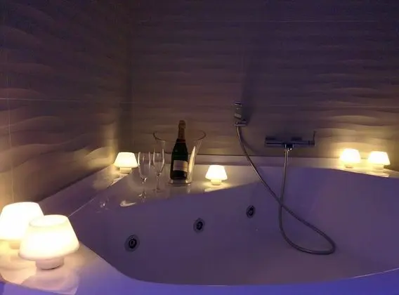 Design Tek Büyük Yataklı Oda, Jakuzi (Vistas al castillo)