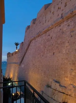 Standard Oda, Balkon (Vistas al castillo)