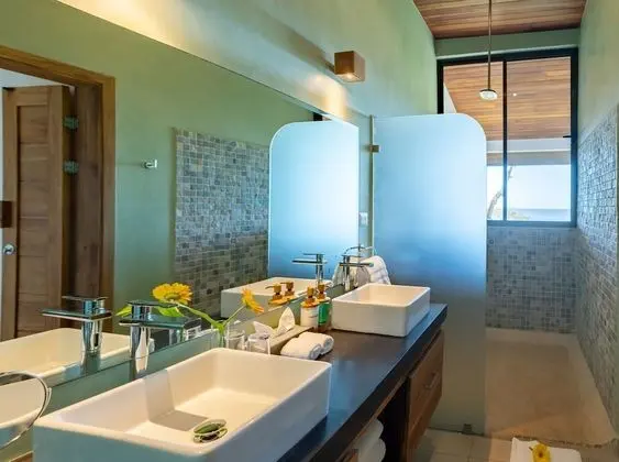 Süit (Jungle, One King Bed)