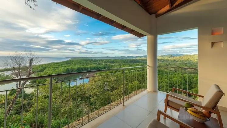 Suite (Flor Blanca, One King Bed)