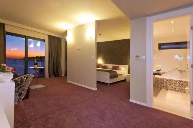 Junior Suite Deluxe Front sea view (2+2)