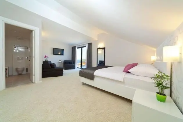 Life Suite Front sea view (2+2)