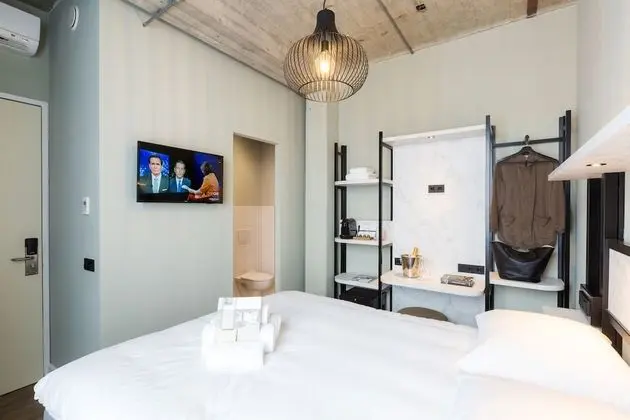 Inside Comfort Room (without daylight)