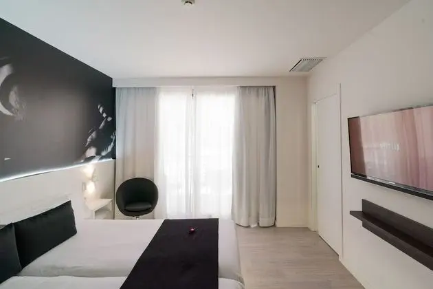 Superior Tek Büyük Yataklı Oda, Teras, Havuz Manzaralı