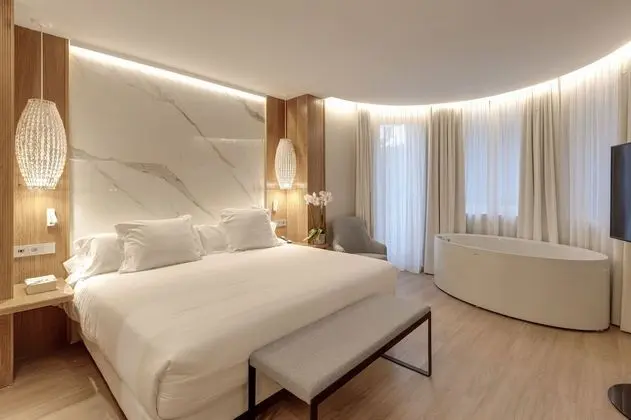 Premium Tek Büyük Yataklı Oda, Jakuzi, Bahçe Manzaralı