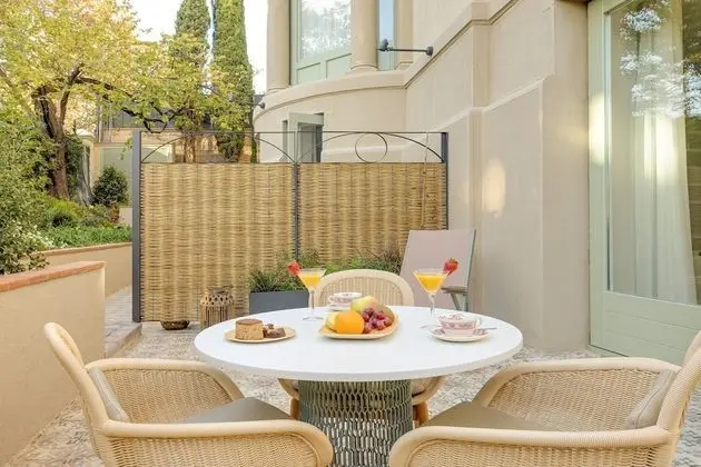 Premium Tek Büyük Yataklı Oda, Jakuzi, Bahçe Manzaralı