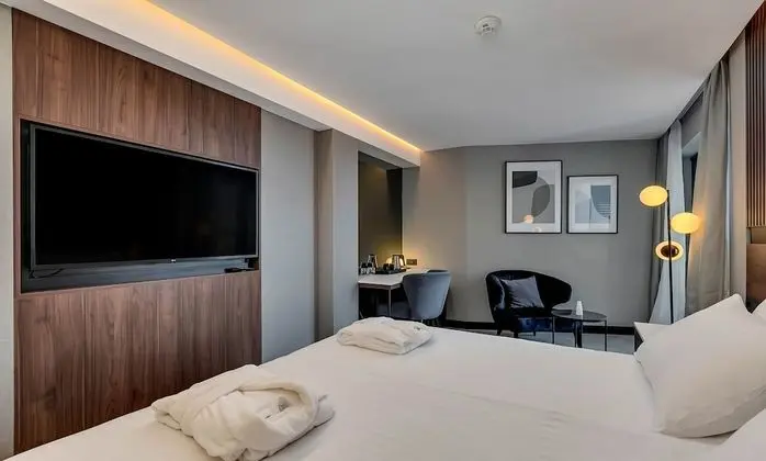 Standard Tek Büyük veya İki Ayrı Yataklı Oda (French balcony)