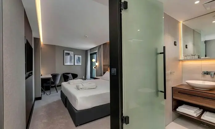 Standard Tek Büyük veya İki Ayrı Yataklı Oda (French balcony)