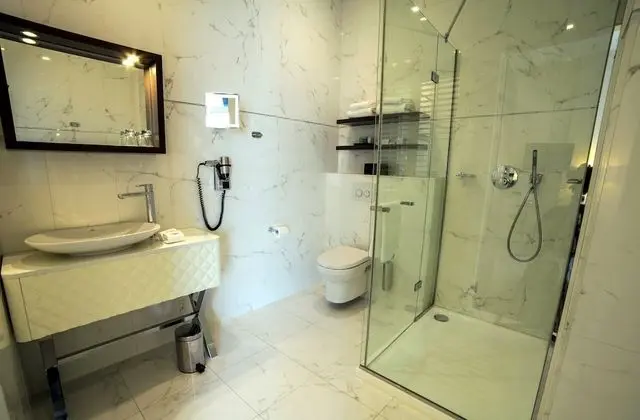 Quadruple Room Souterrain (Limited View)