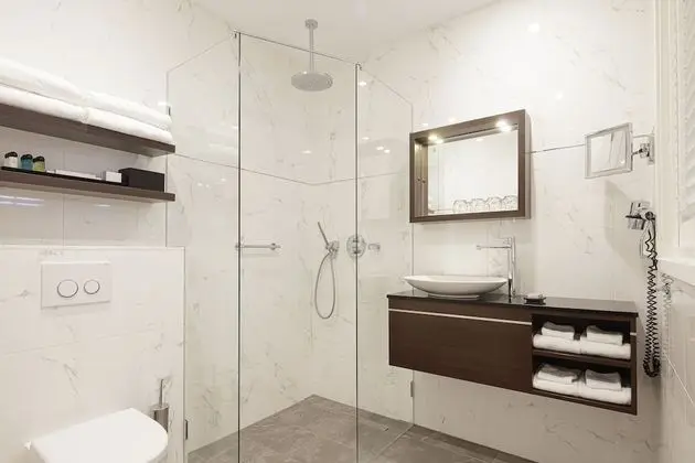 Quadruple Room Souterrain (Limited View)