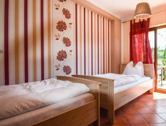 Basic Oda, 2 Tek Kişilik Yatak, Sigara İçilmez, Ortak Banyo