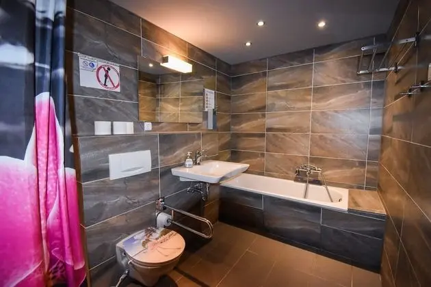 Basic Oda, 2 Tek Kişilik Yatak, Sigara İçilmez, Ortak Banyo