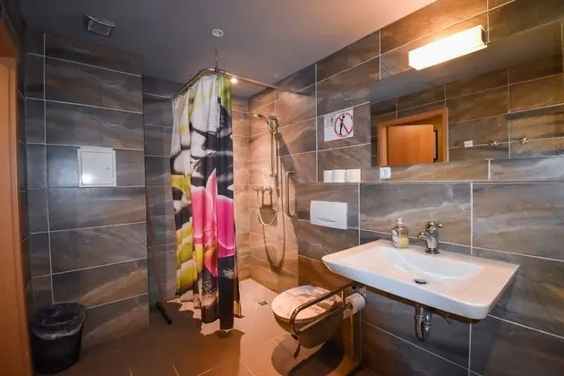 Basic Oda, 2 Tek Kişilik Yatak, Sigara İçilmez, Ortak Banyo