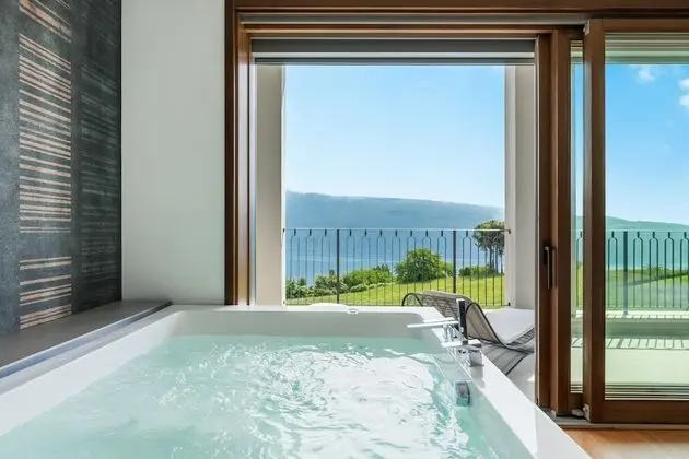 Kapalı spa küveti