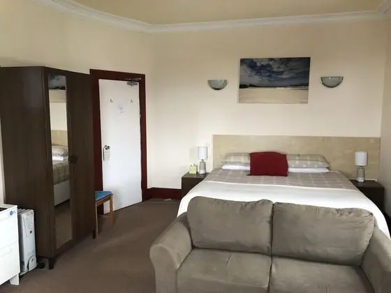 Superior Tek Büyük veya İki Ayrı Yataklı Oda, Banyolu/Duşlu, Deniz Manzaralı (Distillery View)