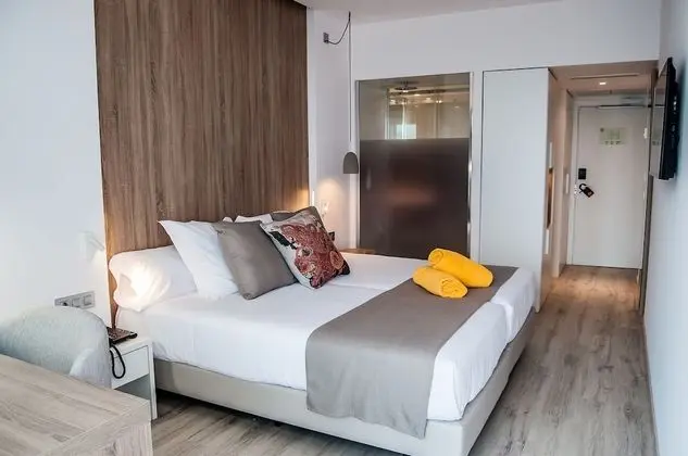 Büyük Yataklı Tek Kişilik Oda, Balkon, Kısmi Deniz Manzaralı